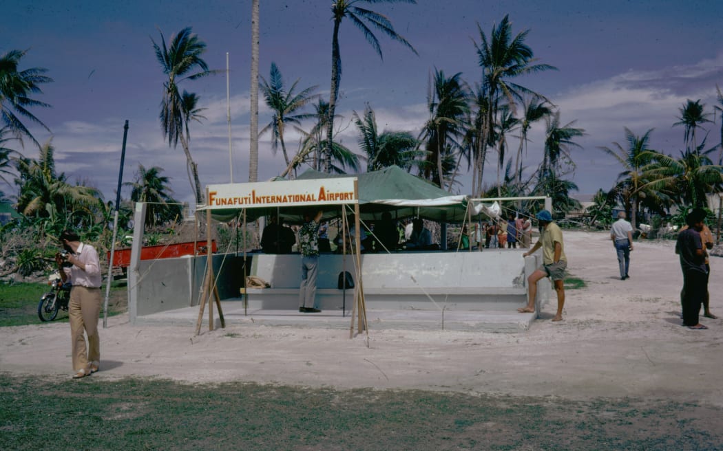 Aeropuerto Funafuti en Tuvalu después del huracán Bebe en noviembre de 1972.
