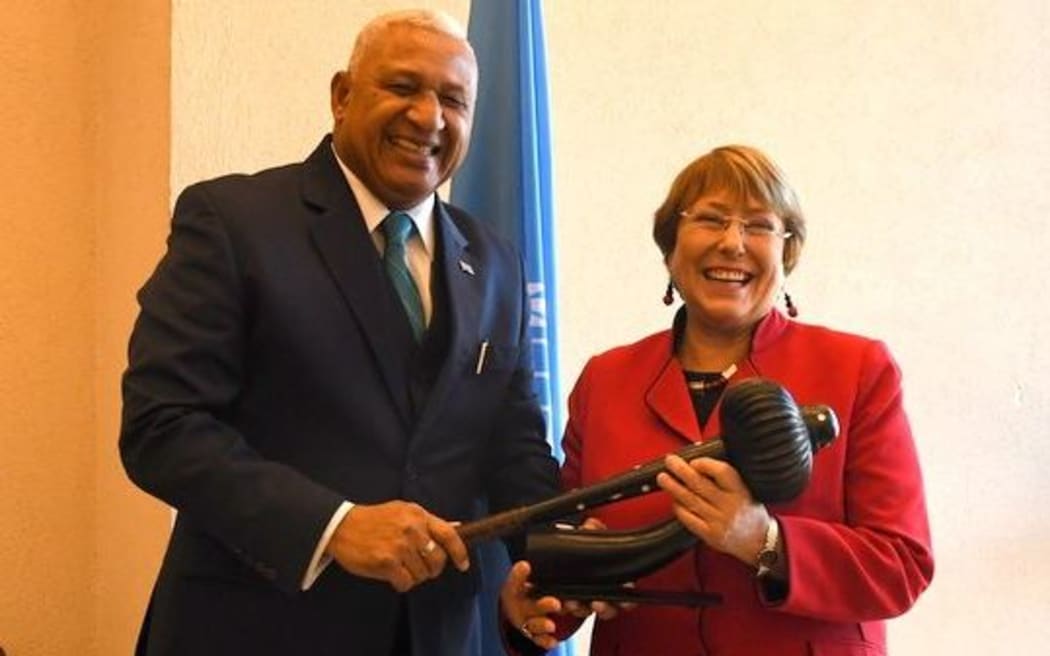 Frank Bainimarama presents a gift to the High Commissioner for Human Rights, Michelle Bachelet.