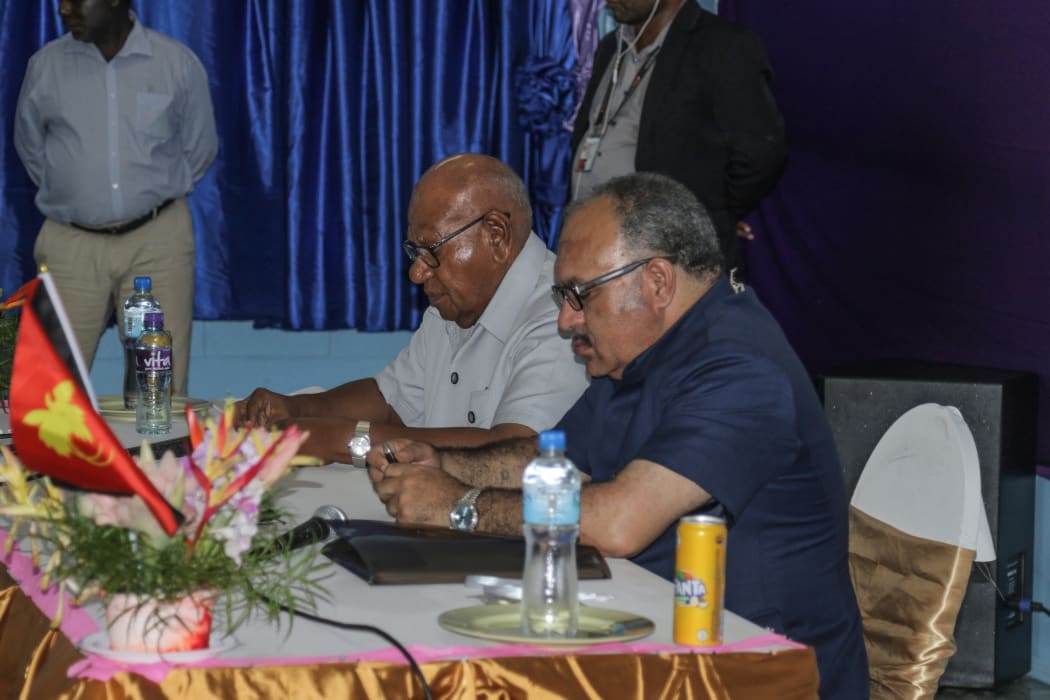 Bougainville President John Momis and PNG Prime Minister Peter O'Neill at JSB meeting
