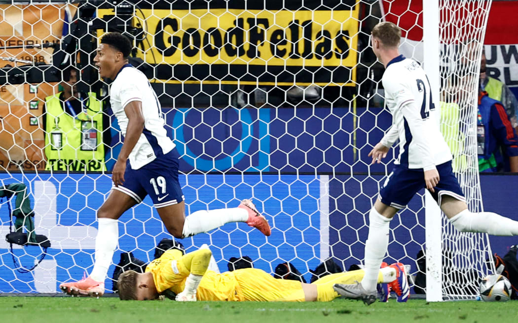 英格蘭前鋒奧利沃特金斯 (Ollie Watkins) 在 2024 年歐洲盃半決賽中攻入致勝球，戰勝荷蘭隊後慶祝。
