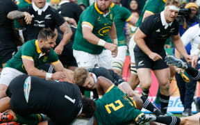Bongi Mbonambi of South Africa scores try.