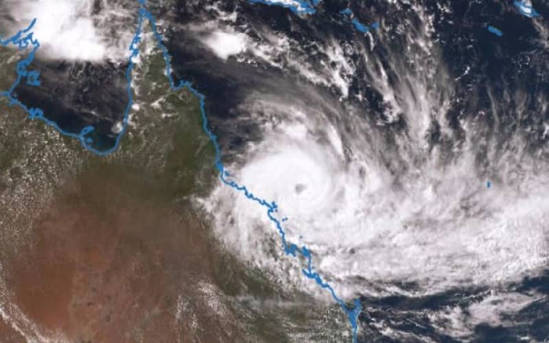 Cyclone Debbie brings wind 'like a freight train' | RNZ