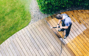 High pressure water cleaning at house deck, waterblast, waterblasting.