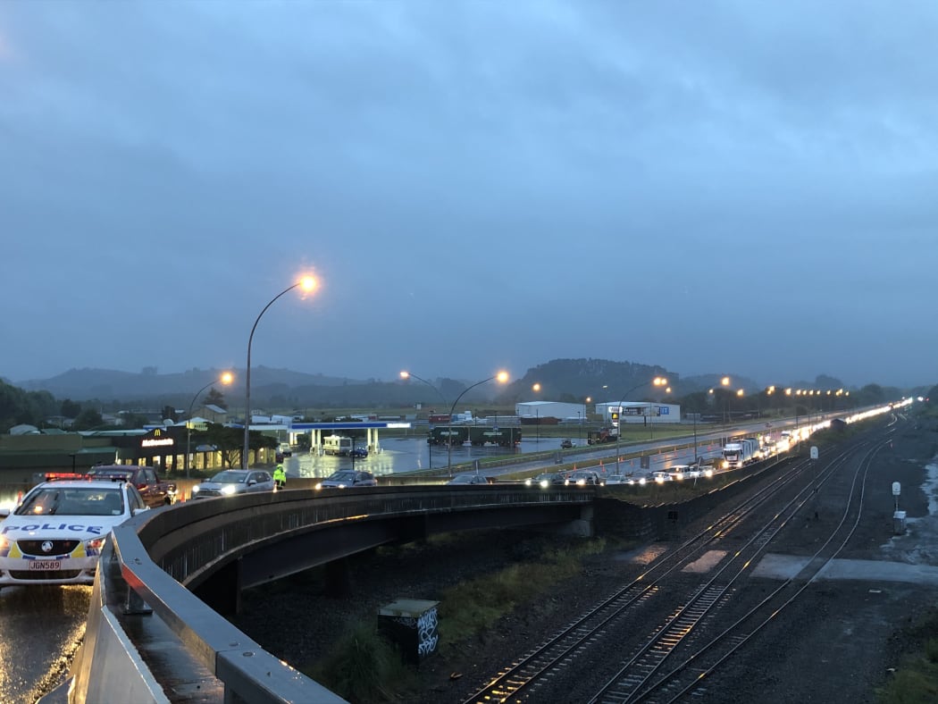 A long line of cars stretches more than 1km at a border checkpoint at Mercer.