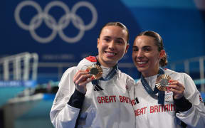 Bronze medallists Britain's Scarlett Mew Jensen and Yasmin Harper pose with their medals after the women's synchronised 3m springboard diving final at the Paris 2024 Olympic Games at the Aquatics Centre in Saint-Denis, north of Paris, on July 27, 2024. (Photo by SEBASTIEN BOZON / AFP)