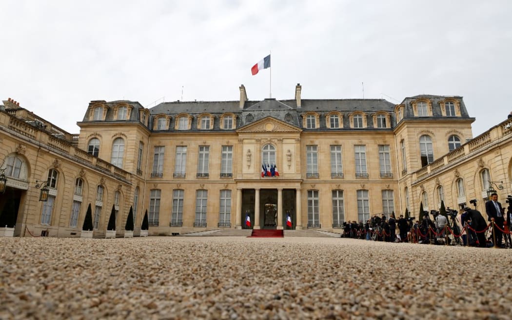 Journalists wait in the courtyard of the Elysee presidential palace in Paris on May 7, 2022, before the start of the investiture ceremony of Emmanuel Macron as French President, following his re-election last April 24. (Photo by Ludovic MARIN / AFP)