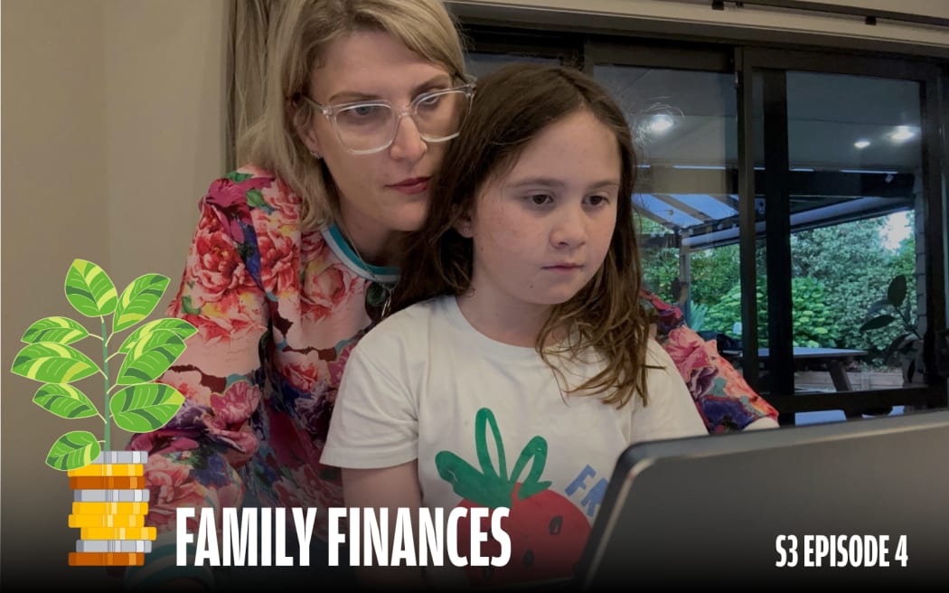 The picture of RNZ’s Money Correspondent Susan Edmunds and her daughter Olivia Tauri both are looking at a laptop screen.