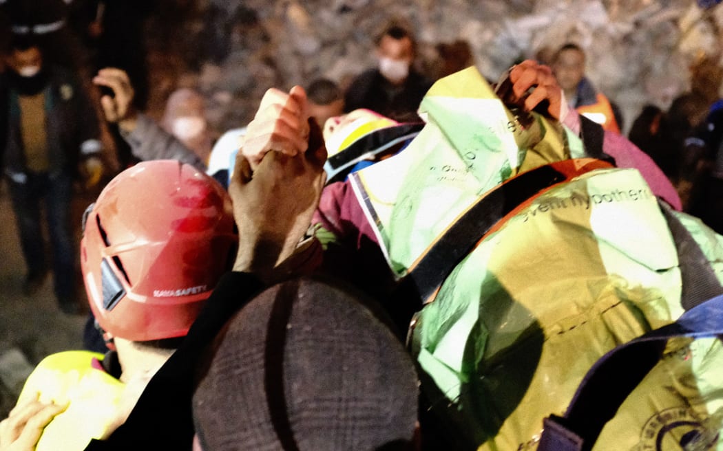 Tthe woman who is being rescued alive on the 7th day of the rescue efforts is holding the hand of the relative in Hatay, Turkey, on February 12, 2023. -The number of people who died in the earthquake that hit Syria and Turkey earlier this week surpassed 33,000 on Sunday, according to local authorities. (Photo by Umit Turhan Coskun/NurPhoto) (Photo by Umit Turhan Coskun / NurPhoto / NurPhoto via AFP)
