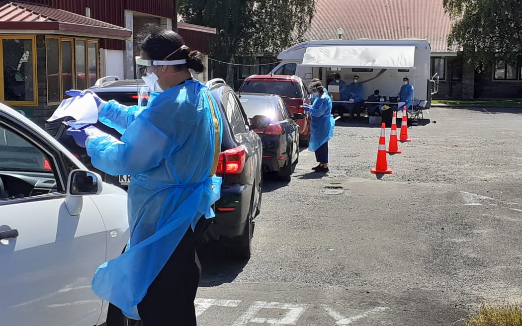 Drivers queue for Covid-19 testing by Māori health provider Te Oranganui in Whanganui.