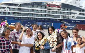 Returning residents leave quarantine on ship