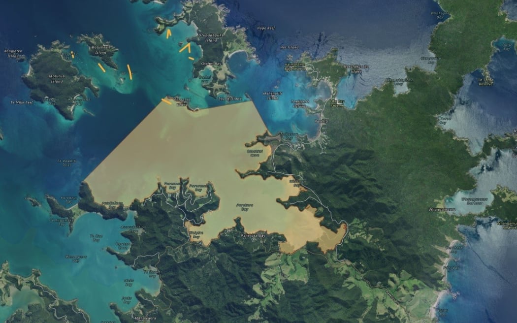Yellow lines show the areas of newly-discovered exotic caulerpa off Urupukapuka, Motukiekie and Moturua Islands. An existing Biosecurity New Zealand 'Controlled Area Notice', where anchoring is prohibited, is indicated by yellow shading.