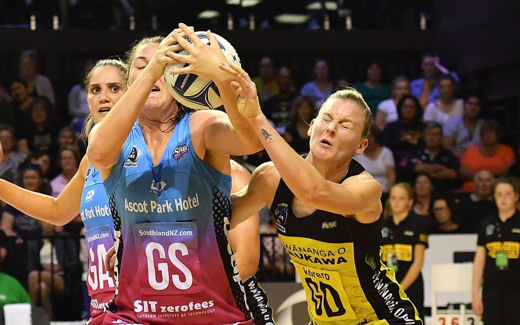 Pulse's captain Katrina Rore fights for possession with Steel's Jen O'Connell.