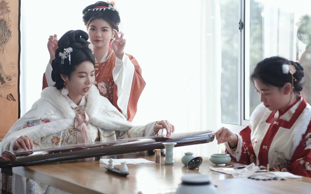 Leyna Chen plays Guqin in Ming style traditional Chinese clothes