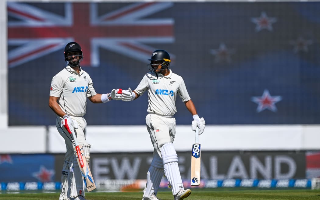 Daryl Mitchell (L) and Rachin Ravindra.