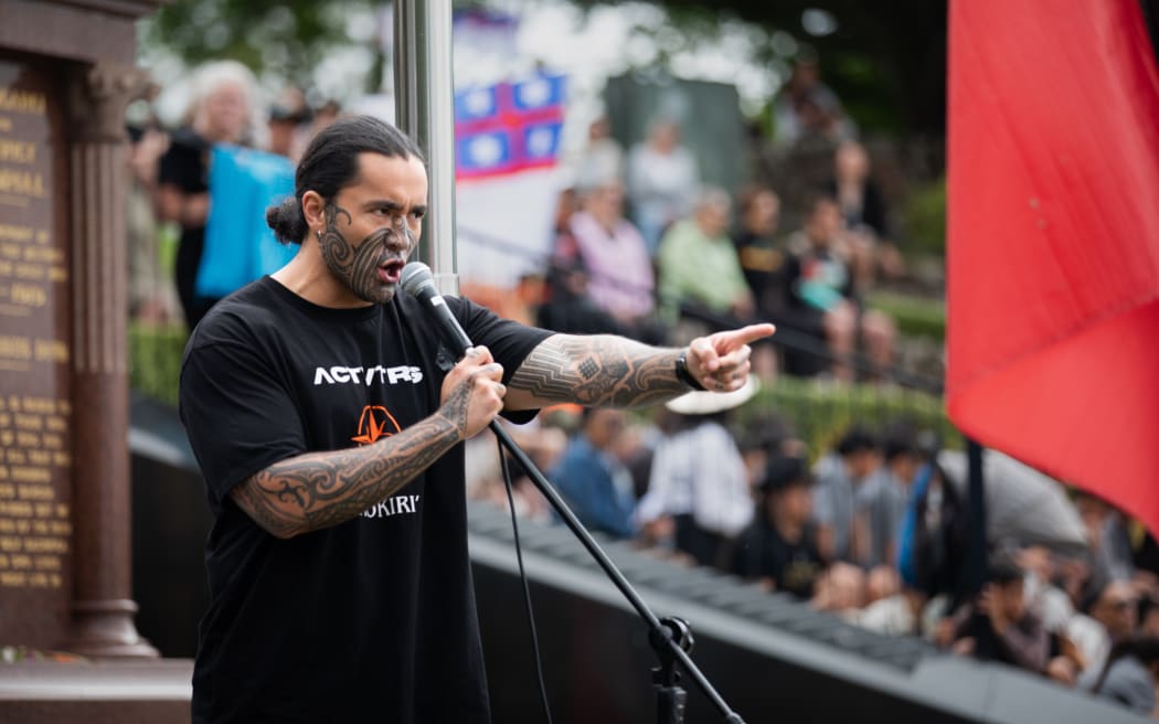 Eru Kapa-Kingi addresses the crowd in Whangārei on day two of Hikoi mō Te Tiriti.