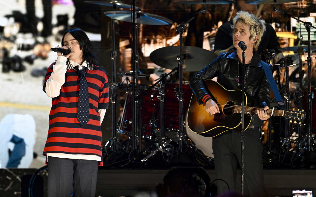 INGLEWOOD, CALIFORNIA - JANUARY 30: (L-R) Billie Eilish performs onstage with Billie Joe Armstrong of Green Day during the FIREAID Benefit Concert for California Fire Relief at The Kia Forum on January 30, 2025 in Inglewood, California.   Scott Dudelson/Getty Images for FIREAID/AFP (Photo by Scott Dudelson / GETTY IMAGES NORTH AMERICA / Getty Images via AFP)