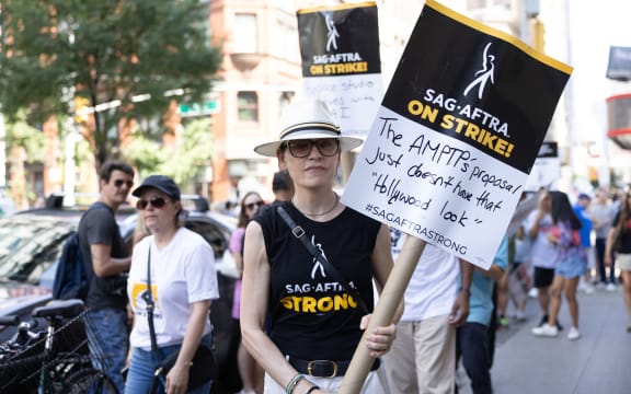 Julianna Margulies is seen walking the picket line during WGA and SAG-AFTRA union members and supporters picket, and around the block from Netflix and Warner Bros. Discovery, Day 100 of the WGA strike, August 9, 2023. Photo Vanessa Carvalho (Photo by VANESSA CARVALHO / BRAZIL PHOTO PRESS / Brazil Photo Press via AFP)