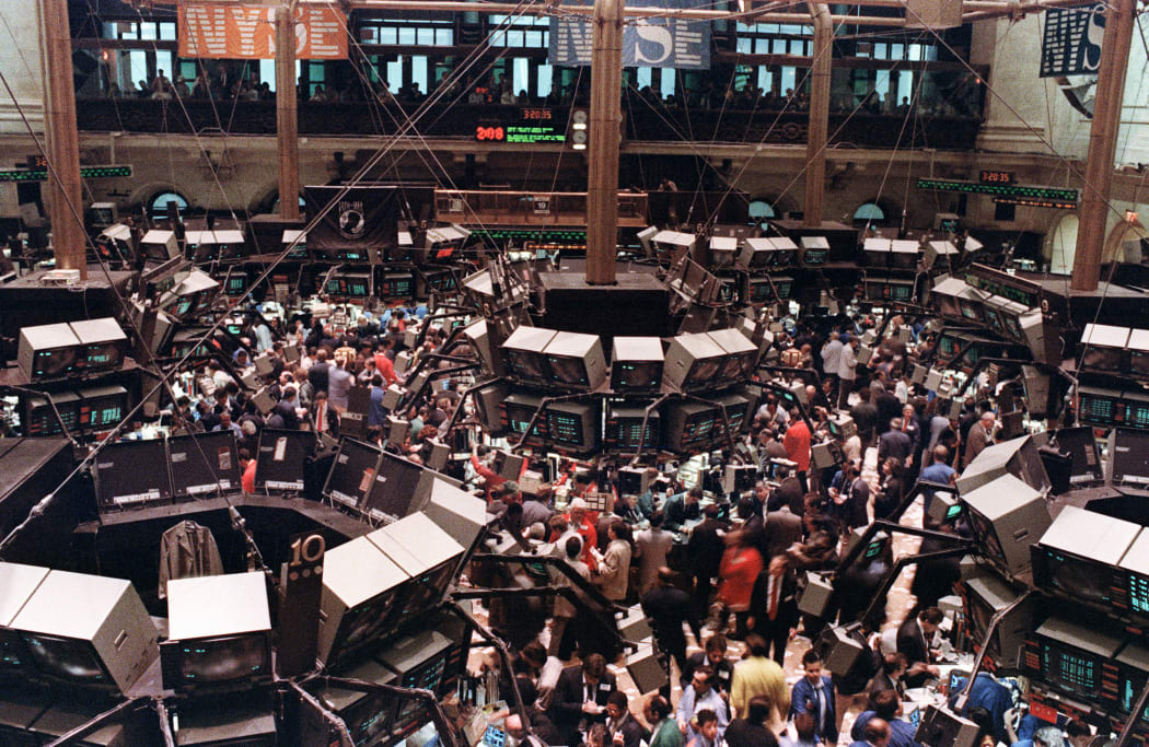 A view of the floor of the New York stock exchange where the Dow Jones dropped over 500 points, 19 October 1987.