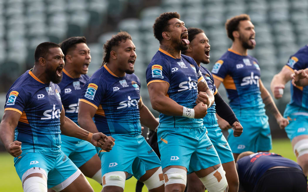 Moana Pasifika captain Ardie Savea and the team perform their cultural challenge during Super Rugby Paciﬁc.