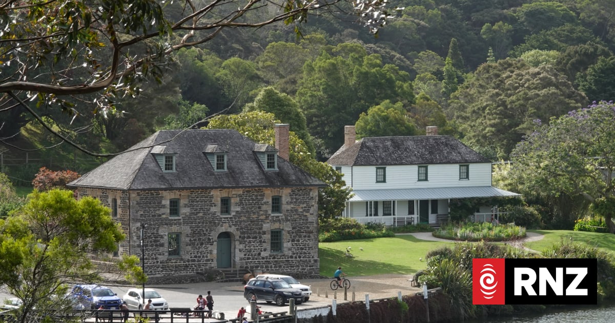 Work underway on roof of 204-year-old Kemp House in Kerikeri