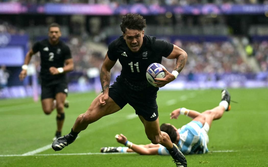 New Zealand's Moses Leo scores a try during the men's placing 5-8 rugby sevens match between New-Zealand and Argentina during the Paris 2024 Olympic Games at the Stade de France in Saint-Denis on July 27, 2024. (Photo by CARL DE SOUZA / AFP)