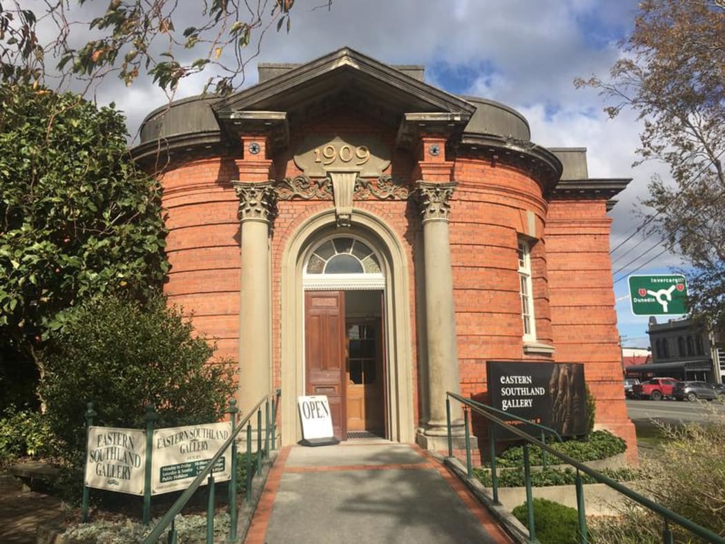 The Carnegie Library building that holds the Eastern Southland Gallery.