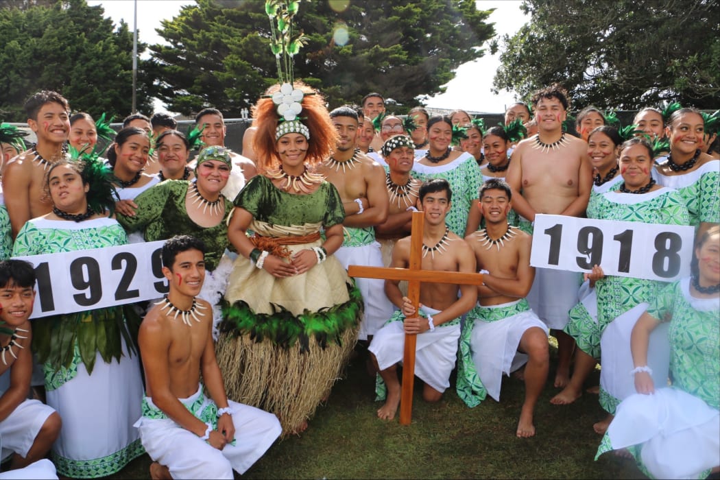 Marcellin College's Samoan team. The two dates they’re holding up are significant periods in Samoan history: Black Saturday 1929 and the year of the Spanish flu pandemic.