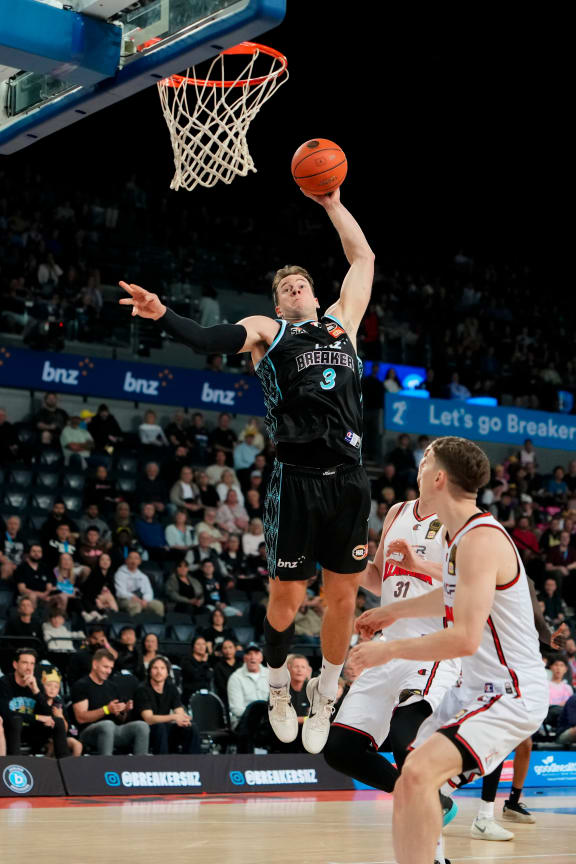 Breakers forward Sam Mennenga