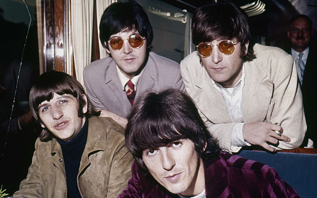 Les Beatles, groupe anglais de musique Pop (1962-1970). Debout: : Paul McCartney et John Lennon (1940-1980). Assis : Ringo Starr et George Harrison (1943-2000). Août 1966.     RVB-13310 (Photo by © Collection Roger-Viollet / Roger-Viollet via AFP)