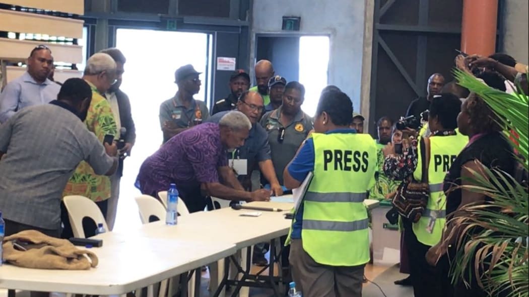 Sir Mekere Morauta signs the declaration of his election victory in the Moresby Northwest seat, 27 July 2017.