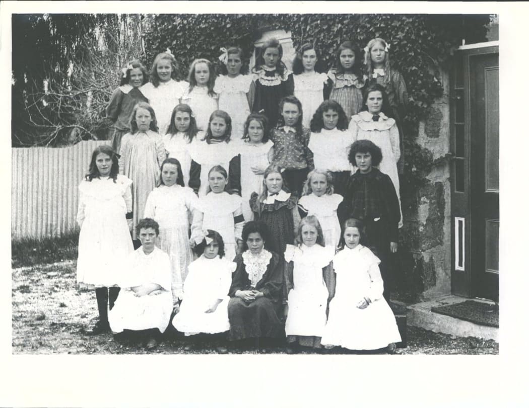 School Girls from Alex Dist Hist Assn Notes: Mrs Percy Brent