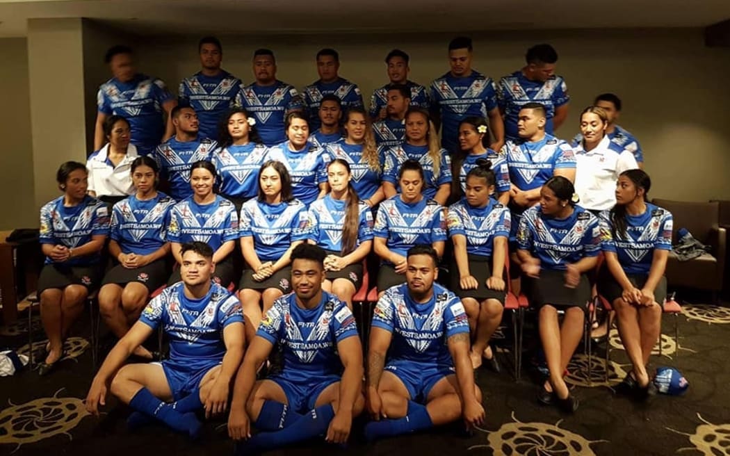 The Samoa men's and women's teams pose ahead of the Commonwealth Championship.