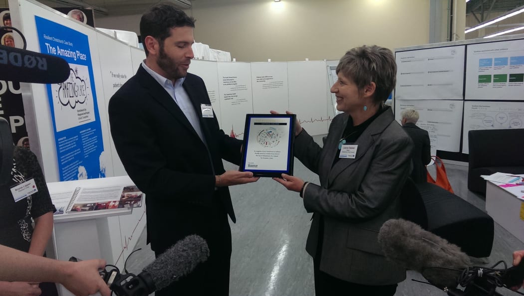 Aaron Spencer, of the 100 Resilient Cities network, presents Christchurch mayor Lianne Dalziel with a membership plaque.