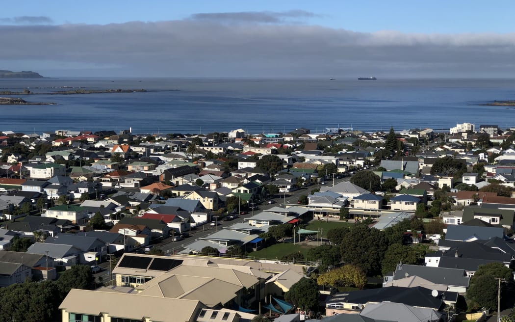 Current Shiling location as of 11.10 am on May 23 as it is pulled into Wellington Harbour. Directly off the middle of Lyall Bay, tugs coming from the harbour are off Moa Point.