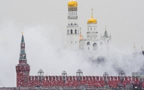Snow falls over the Kremlin in central Moscow on February 11, 2021. (Photo by Yuri KADOBNOV / AFP)