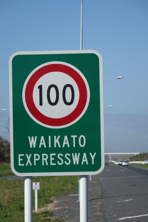 A road sign on the Waikato Expressway, showing the speed limit.