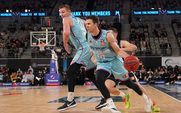 Tom Abercrombie of the New Zealand Breakers controls the ball. 
Melbourne Utd v NZ Breakers during round 16 of the NBL at John Cain Arena on Wednesday 28th April 2021 in Melbourne, Australia.
