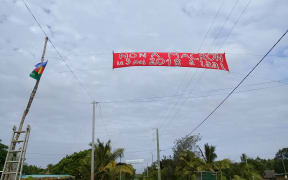A banner against the Macron plan to visit Ouvea.