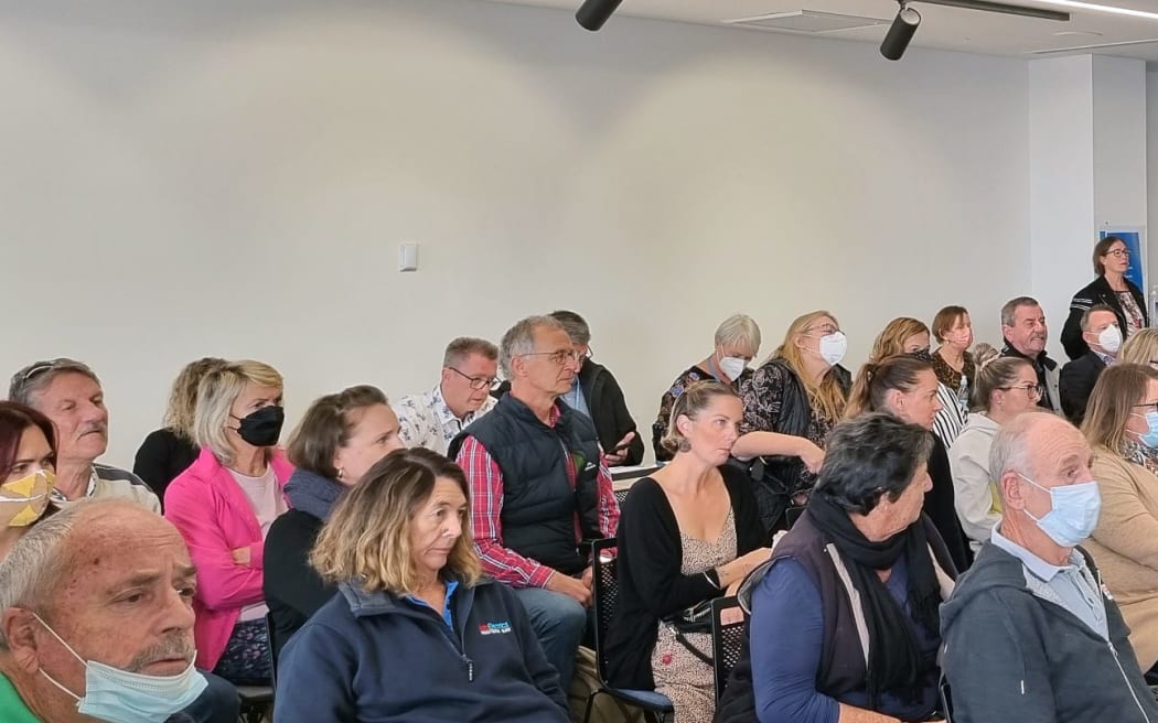 Public gallery critical of Links Ave bus trial in Tauranga